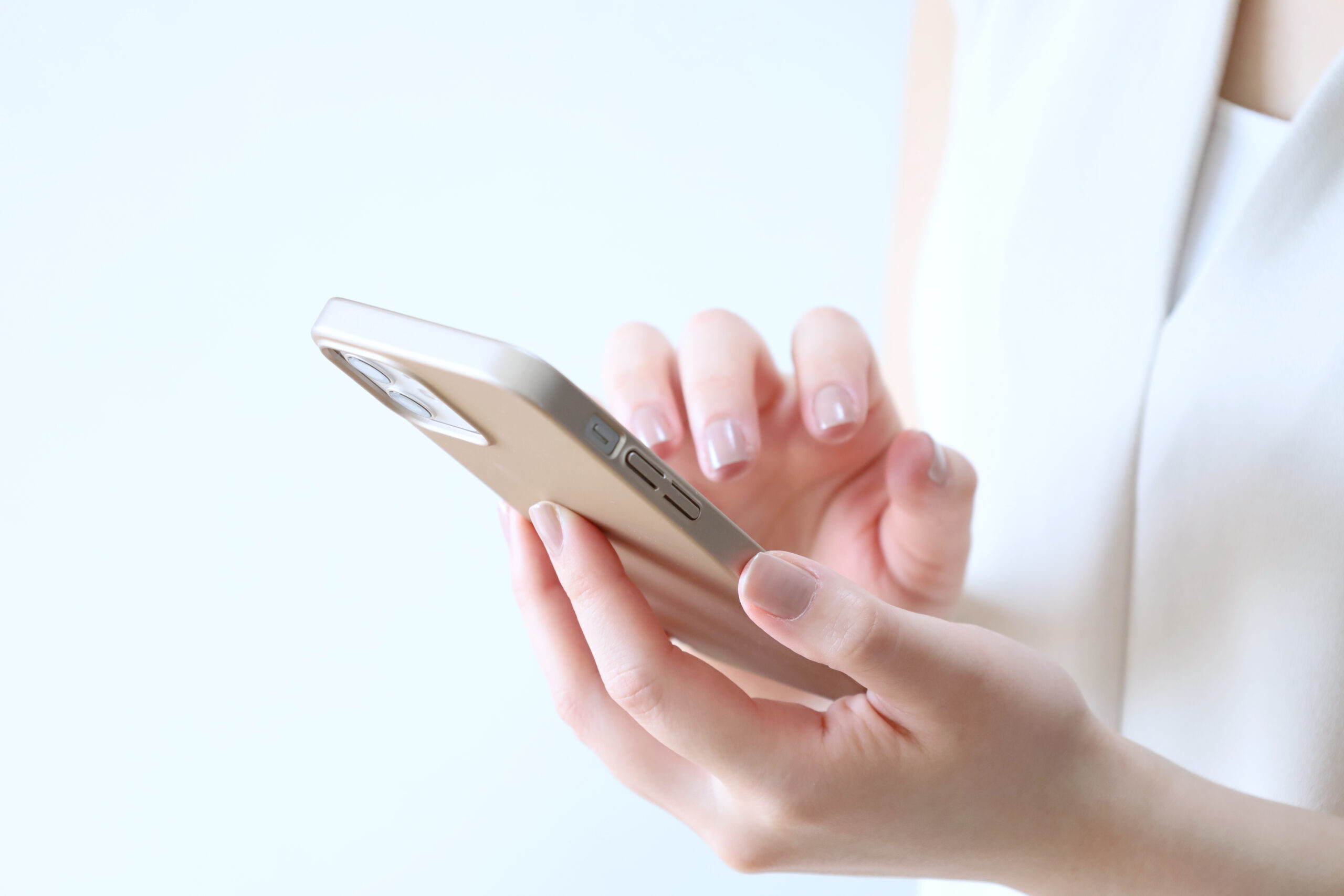 LINEや電話で訪問脱毛について問い合わせるイメージ